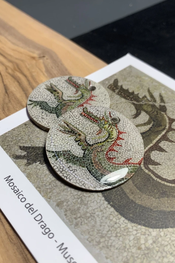 Charm Mosaico del Drago dipinto a mano